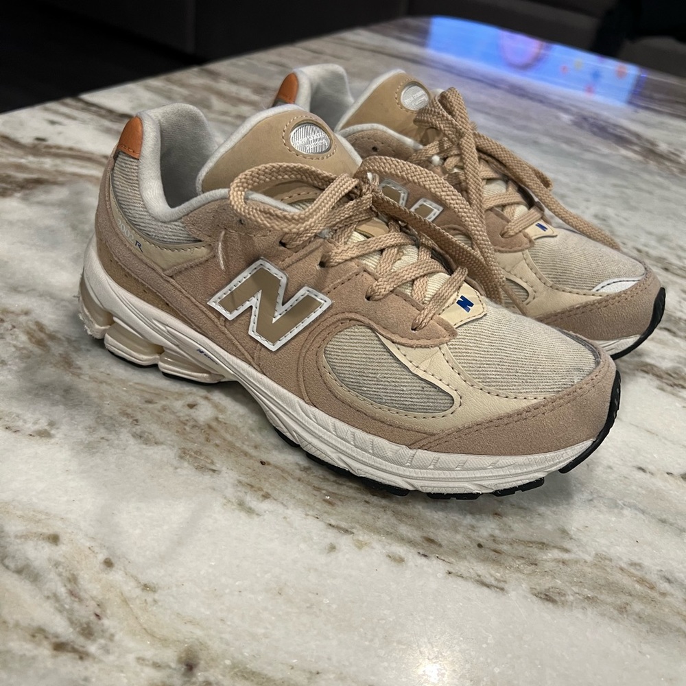New Balance 2002 suede/nude